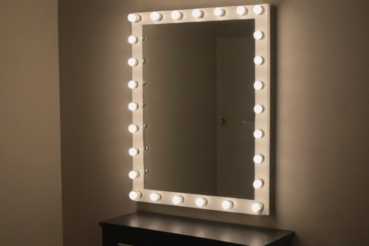 Practical visual for Should floor mirrors use built-in LEDs or separate side lights